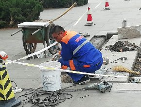 昕合泰物业修缮公共设施，服务群众安全出行