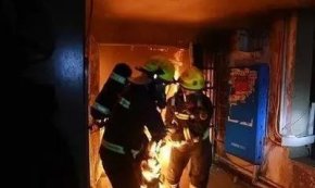 请不要再错怪物业了！他们清理楼道是在